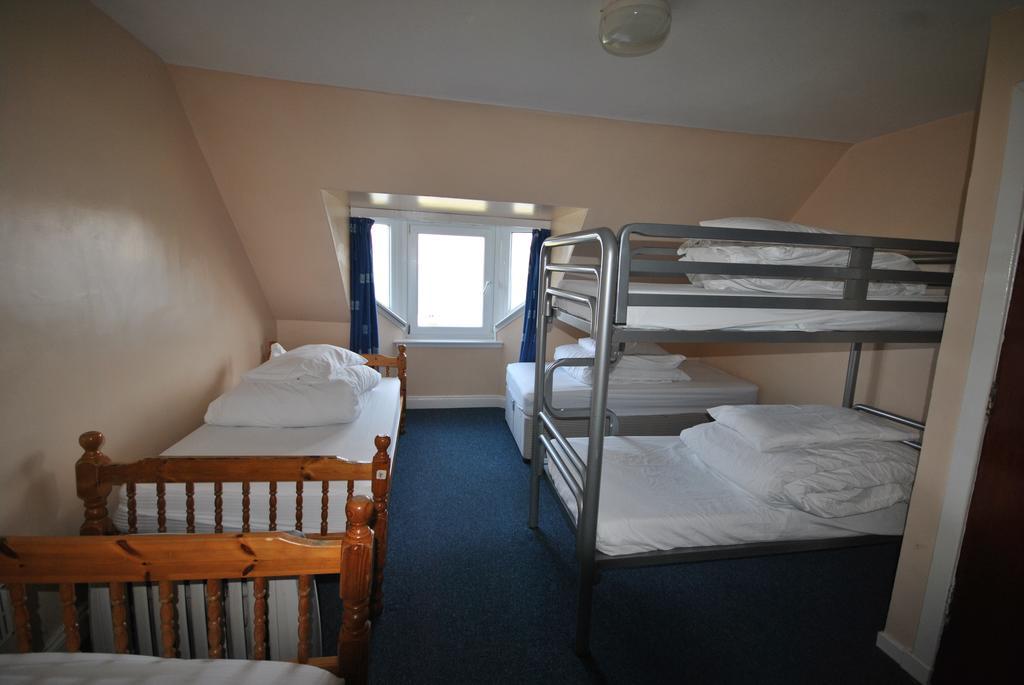 Saucy Mary'S Hostel Kyleakin Room photo
