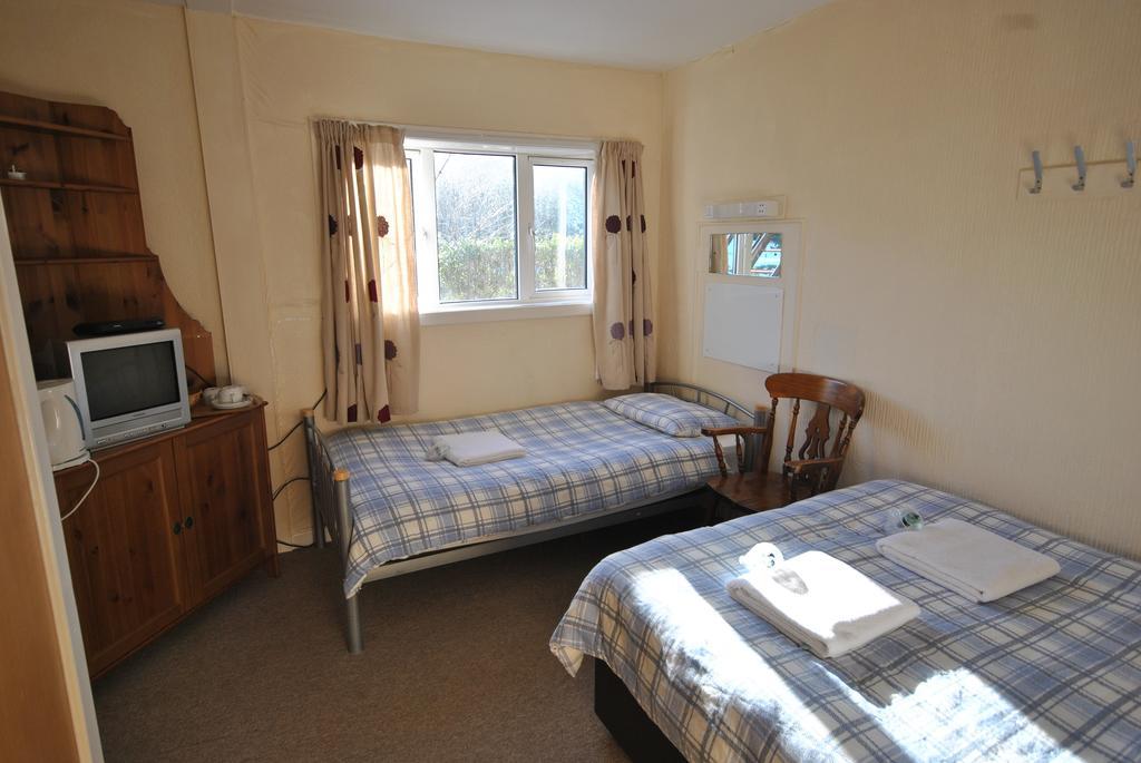 Saucy Mary'S Hostel Kyleakin Room photo