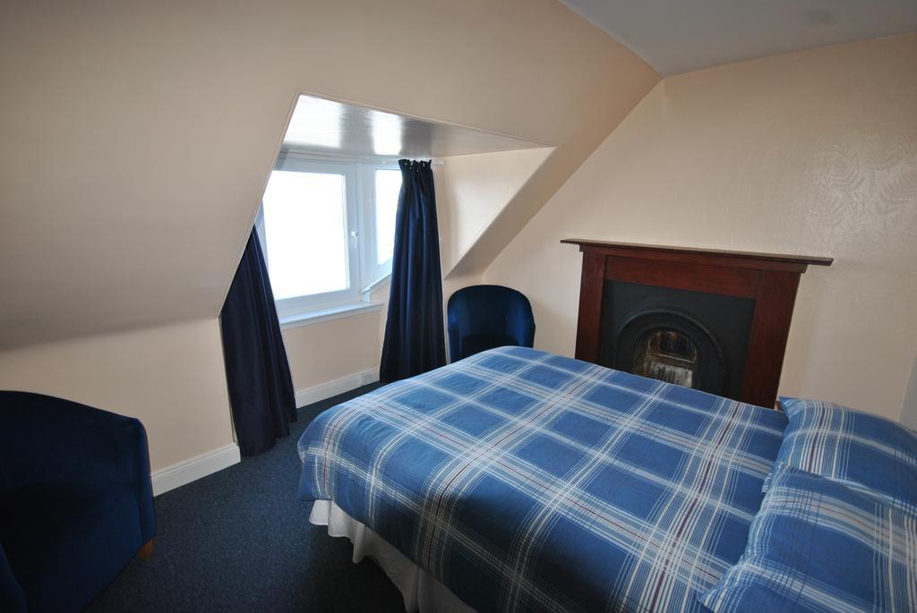 Saucy Mary'S Hostel Kyleakin Room photo