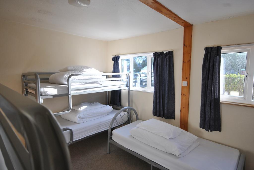 Saucy Mary'S Hostel Kyleakin Room photo